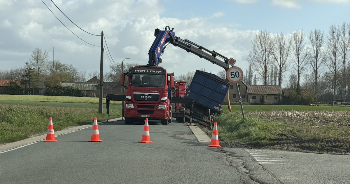 Vrachtwagen belandt bij uitwijken in gracht in Heirstraat