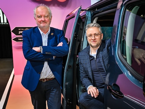 HLN-mobiliteitsexperten Joost Bolle en Brecht Vanhaelewyn op het Autosalon in Brussel.