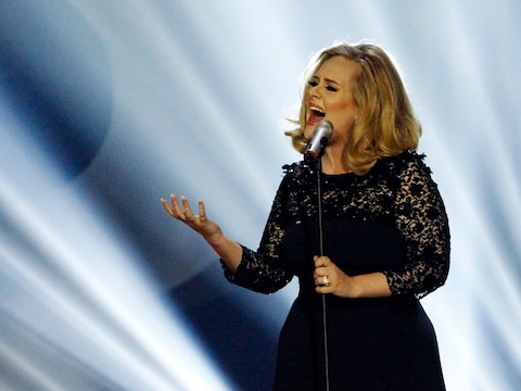Zangeres Adele op het podium.