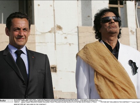 Nicolas Sarkozy en Mouammar Kadhafi in 2007.