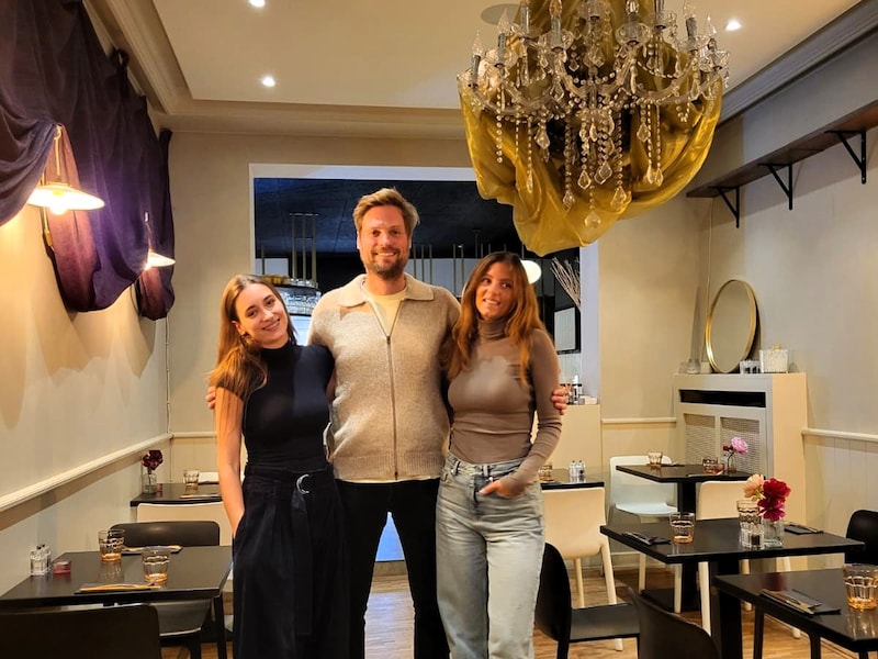 Jess Del'haye, Tomas Vanneste en Charlotte Vanfleteren, in restaurant Parazaar.