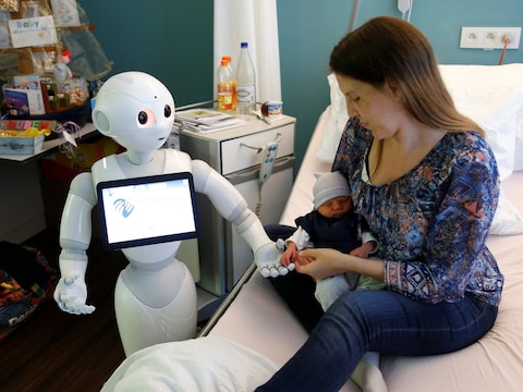 Pepper, één van de robots van het AZ Damiaan in Oostende, neemt een aantal taken van het onthaal over. Voorlopig kent hij niks van pediatrie.