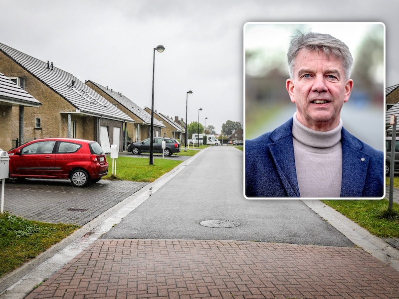 De Nieuwenhovewijk in Oostkamp, waar sociale huisvesting gerenoveerd en vervangen wordt, Inzet: Jan de Keyser burgemeester van Oostkamp