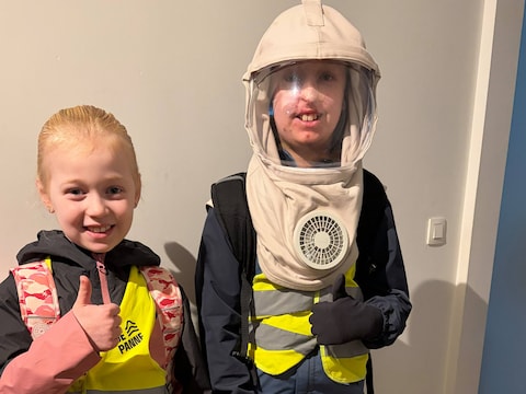 Ilano en zijn zus waren helemaal klaar voor de eerste schooldag. Om zijn huid te beschermen, draagt Ilano een ‘astronautenhelm’.