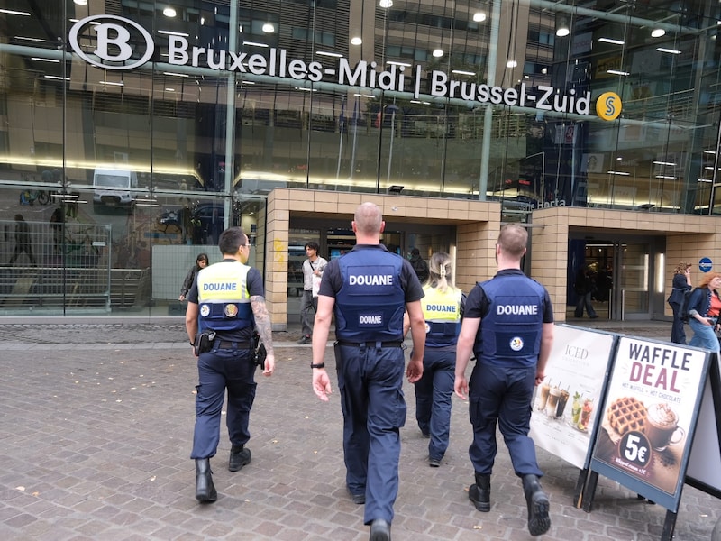 Onder babypakje en slabbetje ligt plots kalasjnikov met 30 patronen: zo liep twintiger tegen de lamp in station Brussel-Zuid