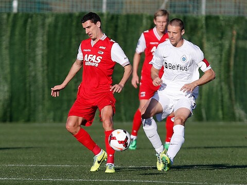 Maarten Martens in duel met Timmy Simons tijdens een oefenduel tegen Club Brugge.