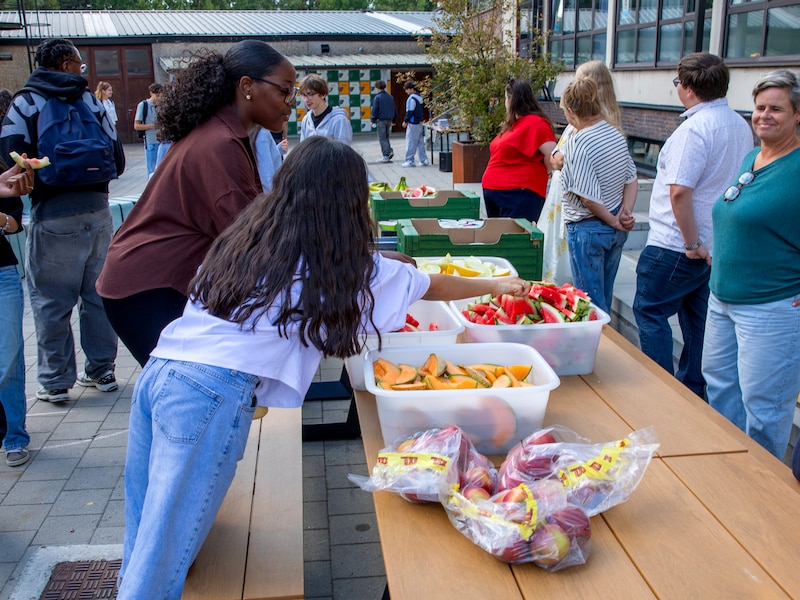 Leerlingen Campus Koensborre krijgen gratis fruitbuffet: “Nog te vaak is een brooddoos leeg of niet voedzaam gevuld”