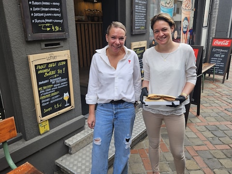 Jelle De Gryse (links) geeft de bekende broodjes Hannibal door aan Marianne Regelbrugge. Ze waren vroeger te koop in het intussen stopgezette Jelly's Panani en voortaan kan je ze bij Poppy in dezelfde straat vinden.