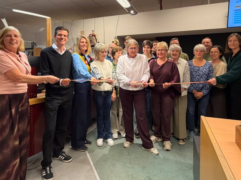 Burgemeester Lut Deseyn gaf samen met de bibmedewerkers het officiële startschot voor OpenBIB door het lint door te knippen.