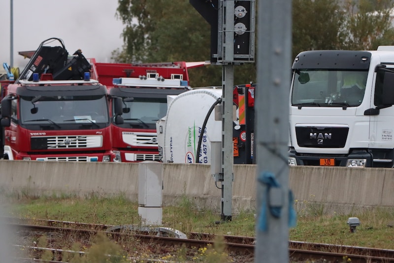 De brandweer is ter plaatse op de Kastelweg omdat de gekantelde vrachtwagen zorgt voor een situatie met gevaarlijke stoffen.