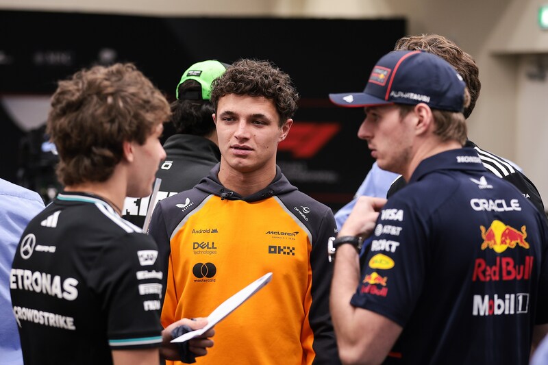 Piastri en conversación con Verstappen, entre otros. 