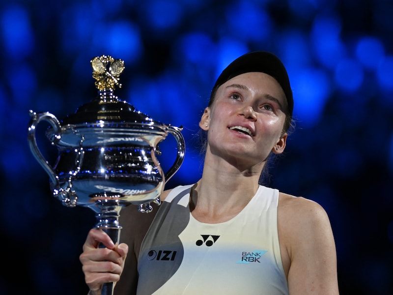 Elena Rybakina verslaat favoriet Aryna Sabalenka in zinderende Australian Open-finale en pakt tweede grandslamtitel