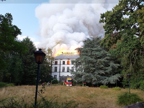 Donderdagavond moesten hulpdiensten ter plaatse komen voor een uitslaande dakbrand in kasteel Slotendries in Oostakker.
