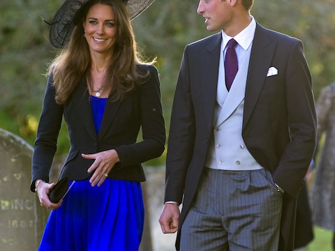 Kate met één van de twee hoeden en prins William aan haar zij