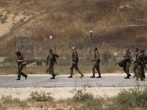 Chef-staf van het Israëlische leger Benny Gantz (vierde van links) arriveert op een legerbasis aan de grens met de Gazastrook.