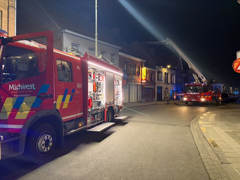 Brandweer rukt uit voor schouwbrand in Roeselare.