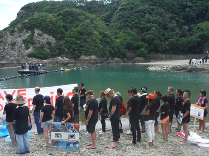 Protest in de baai van Taiji tegen de dolfijnenjacht.