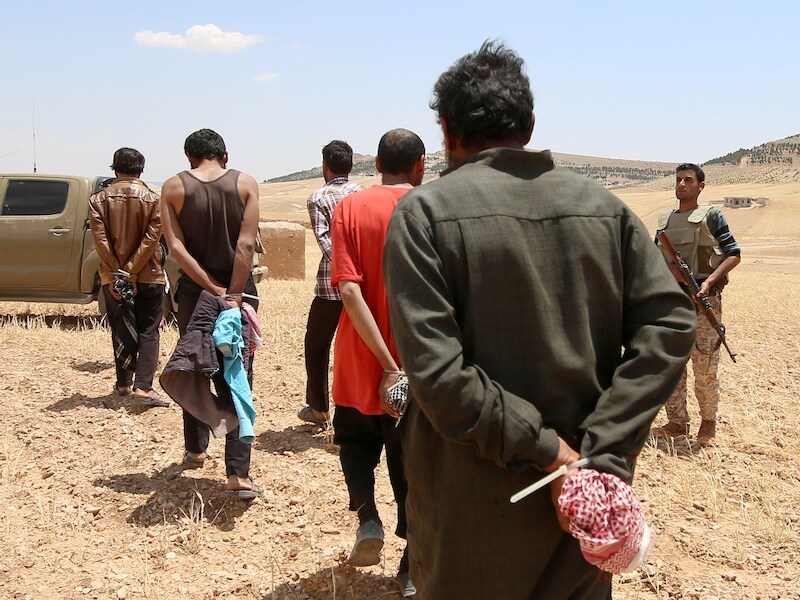 Door de Democratische Krachten van Syrië gevangengenomen mannen in de buurt van Minbij, vorige week.