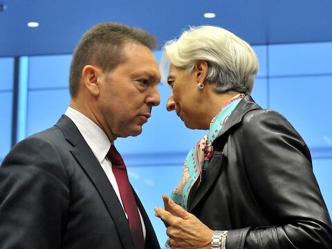 De Griekse minister van Financiën Yannis Stournaras wisselt van gedachten met IMF-voorzitter Christine Lagarde.