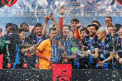 Beklijvend eerbetoon aan Simon Mignolet, monsterzege tegen AA Gent: kampioen Club Brugge sluit het seizoen op fantastische wijze af