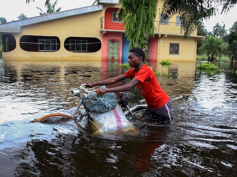 Onder meer in Nigeria joegen overstromingen mensen massaal op de vlucht.