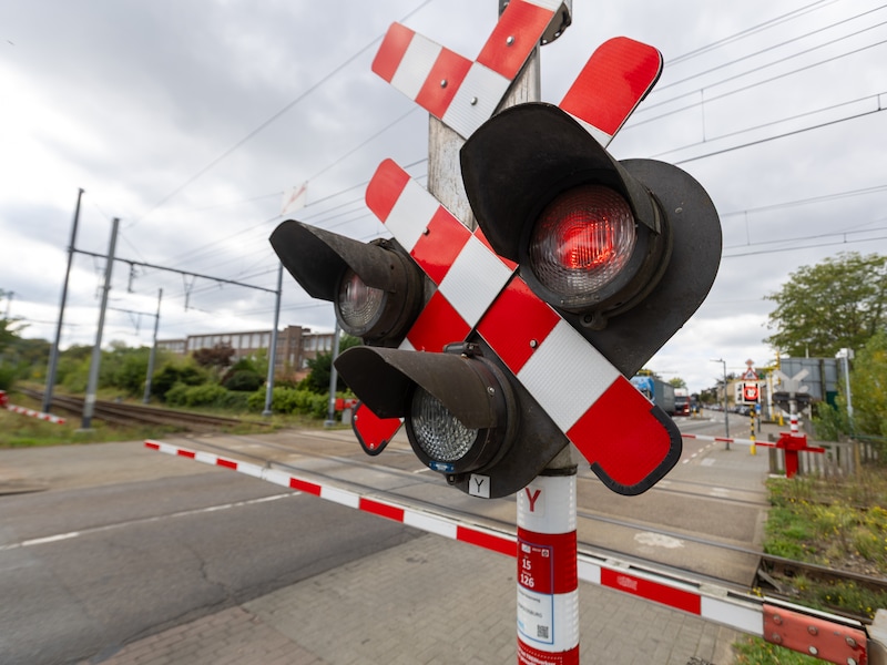 Illustratiefoto van een spooroverweg