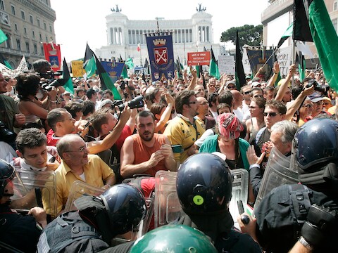 Inwoners van L'Aquila tijdens een protestmars in Rome aan het adres van Berlusconi.
