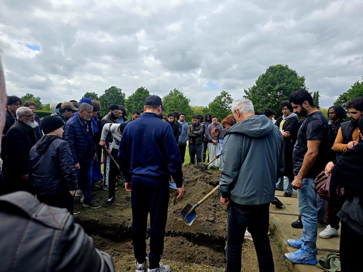 Honderden nemen afscheid van Mariam (16), die stierf bij dodelijk ongeval  op Linkeroever: “Ze hebben haar van mij weggenomen” | Foto | hln.be