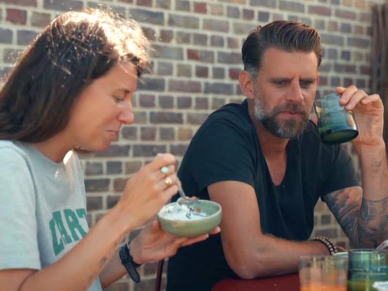 Pintjes, Aperol en een mysterieuze badkamervondst: zware ochtend voor ‘Blind getrouwd’-koppel Matti en Ellen