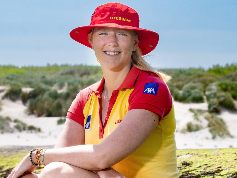 Josefien Kempeneers werkt als redder op het strand van Middelkerke.