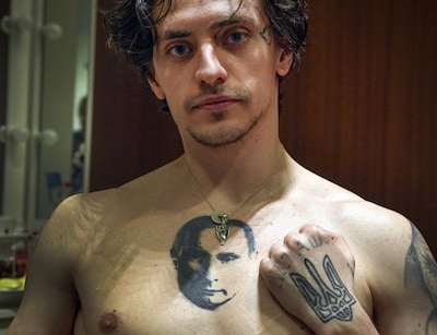 Van dansgod tot paria: Zelensky trekt nationaliteit in van wereldberoemde sterdanser met Poetin-tattoo