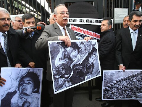 Turkse demonstranten tonen aan de Franse ambassade in Ankara foto's uit de Algerijnse Onafhankelijksheidsoorlog (1954-1962).
