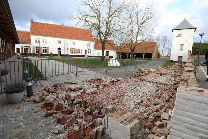 Historische muur op binnenplein van Abdijhoeve in Oudenburg is ...