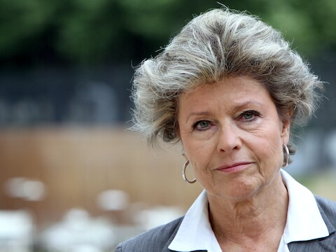 Anne Mansouret vindt het onaanvaardbaar dat haar partijgenoten voortdurend herhalen dat DSK nu weer zuiver op de graat is.