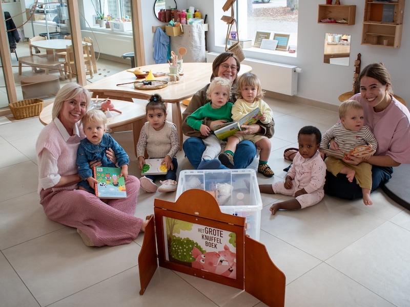 Het lokaal bestuur van Berlaar overhandigde het eerste boekenpakket aan kinderopvang De Ontdekplek 
