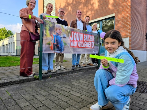 Mint (10) kreeg de allereerste armklapper cadeau.