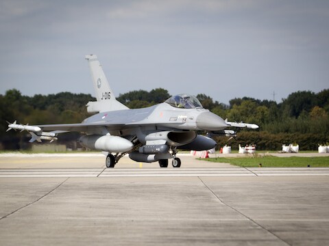 Een Nederlandse F-16 op de vliegbasis van Volkel.