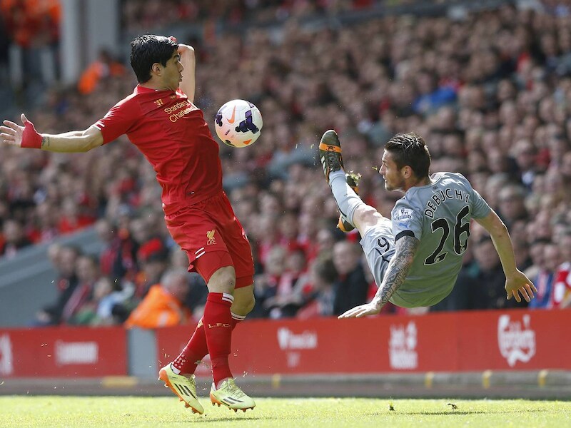 Luis Suarez (links)