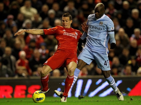 Getty Images. Agger in duel met misschien zijn toekomstige ploegmaat Mario Balotelli
