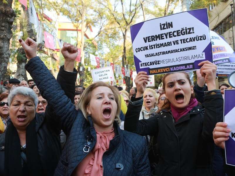 Turkse vrouwen protesteren tegen het omstreden Turks wetsvoorstel.