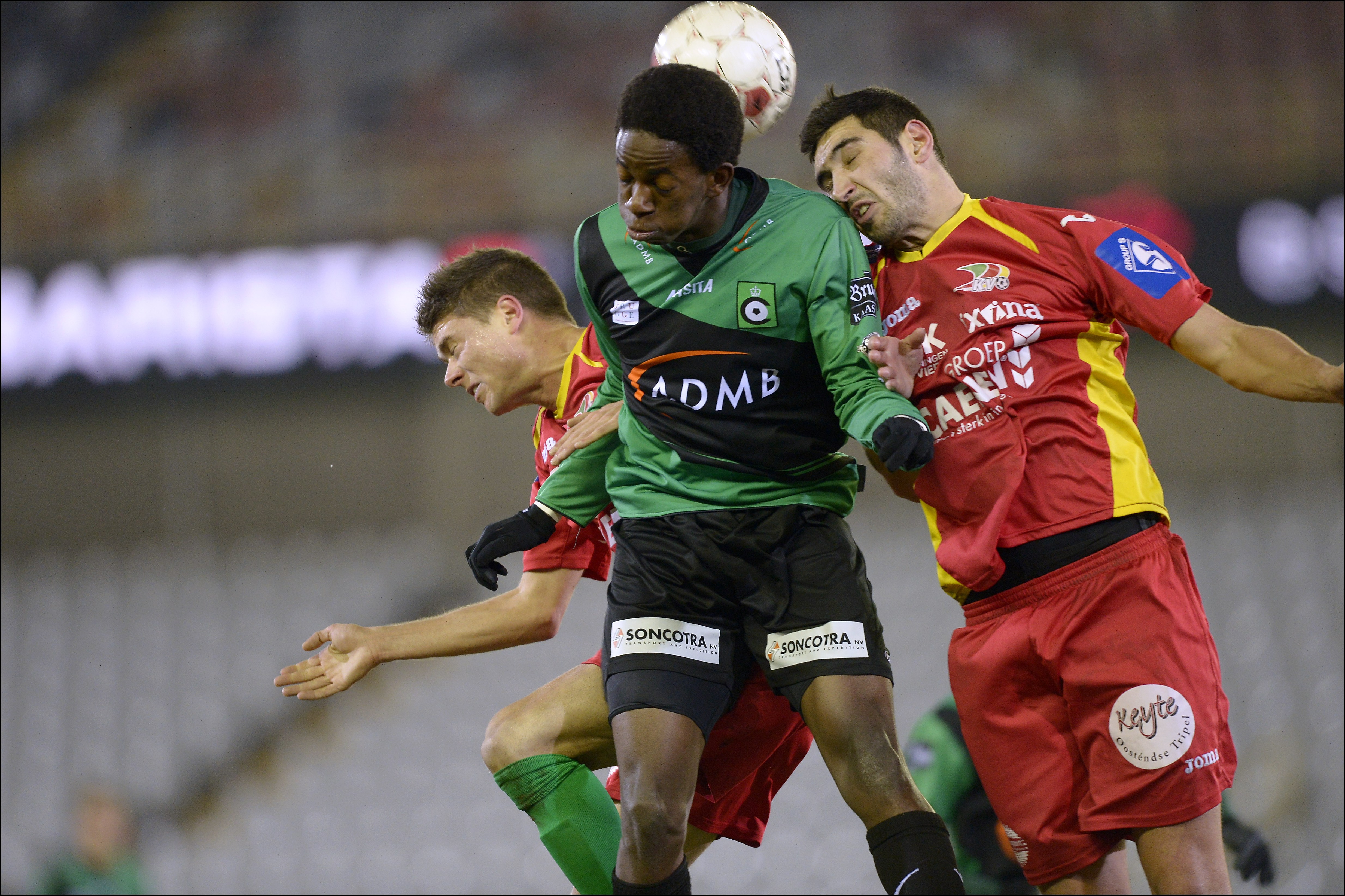 Dequaire (r) in duel met Bakenga in de kwartfinale van de beker van vorig jaar.
