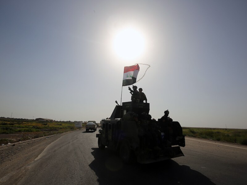 Iraakse troepen rijden richting Fallujah.