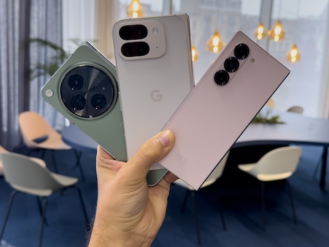 Van links naar rechts: de OnePlus Open, de Google Pixel 9 Pro Fold en de Samsung Galaxy Z Fold 6.