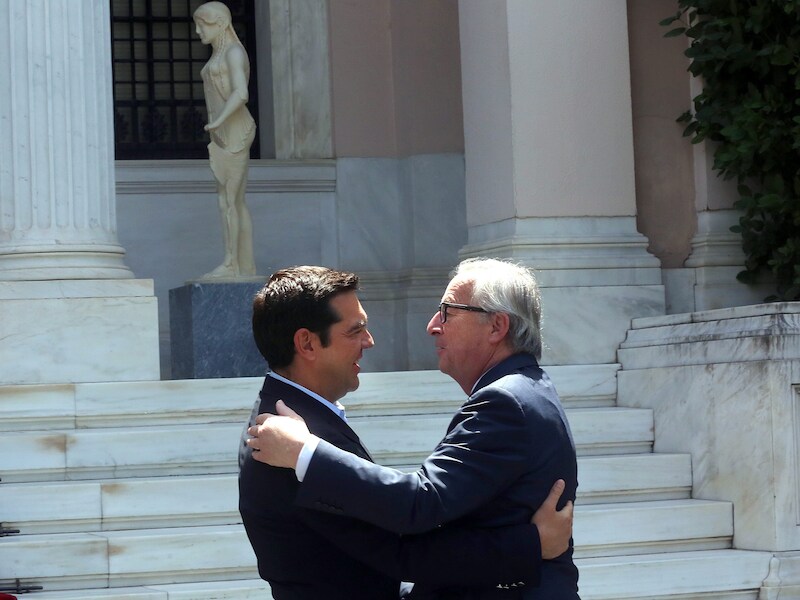 De Griekse eerste minister Alexis Tsipras (l) verwelkomt Europees Commissievoorzitter Jean-Claude Juncker in Athene.