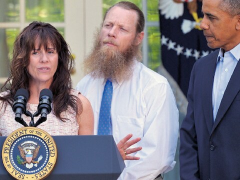 Jami en Bob Bergdahl maken, samen met president Obama, het nieuws van de vrijlating van hun zoon bekend. Uit respect voor de Afghanen liet vader Bob zijn baard staan.