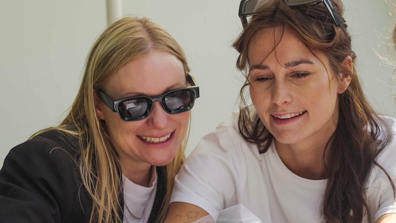 Kim en Paulien glunderen bij het zien van hun trouwfoto’s.