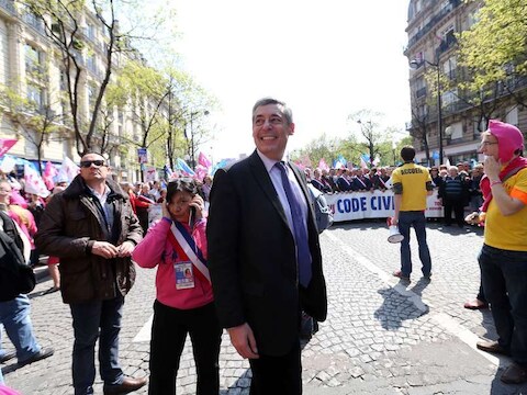 Henri Guaino tijdens een manifestatie tegen het homohuwelijk.