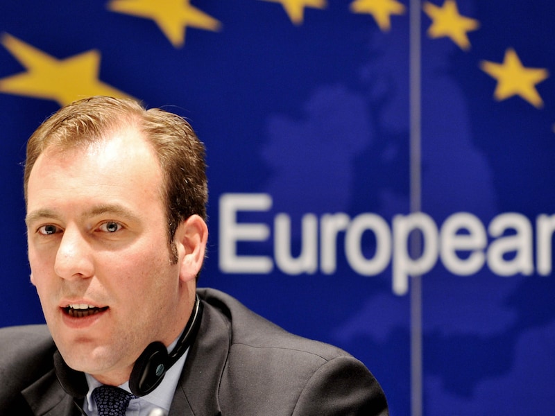 Asielmanager Peter De Roo vindt de Kosovaarse ontradingscampagne Wathelet (foto) te mager.