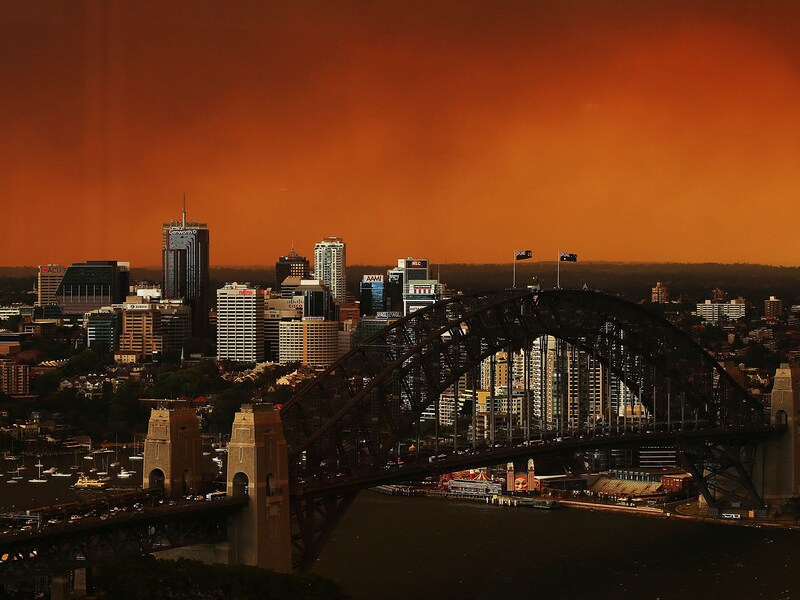 De lucht boven Sydney, verkleurd door tientallen bosbranden die in de nabije omgeving van de stad woeden.