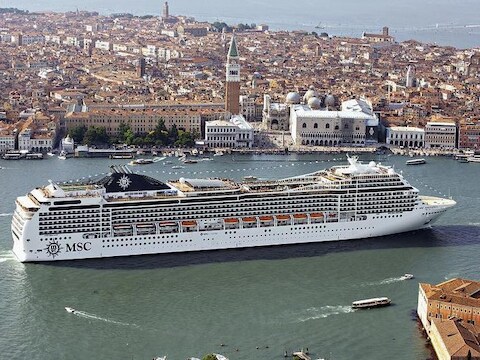 De MSC Magnifica verlaat de haven van Venetië en zet koers naar Bari.